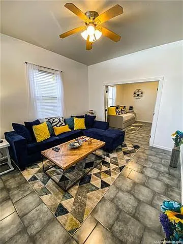 3 bed, 1.0 bath, 1000 sqft, $1,400 — Photo 2
