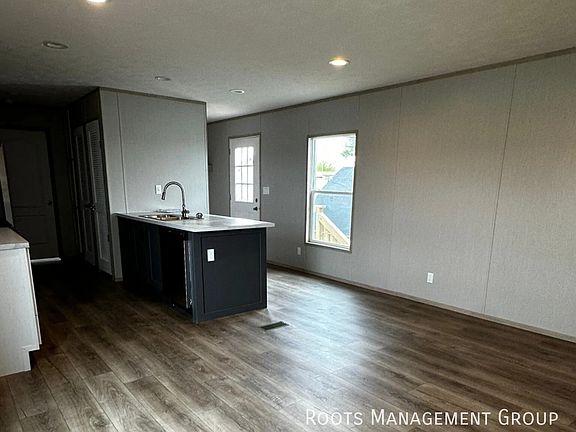 4th image of 700 E 6th St #33