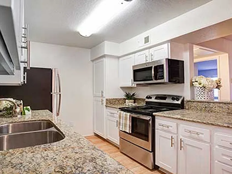 Waterstone Alta Loma Apartments — Photo 21