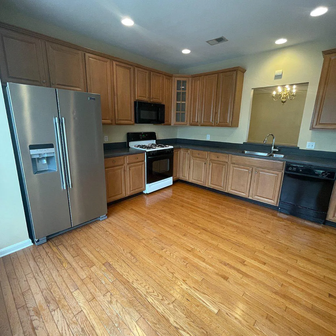 3 bed, 2.5 bath, 2016 sqft, $3,000 — Photo 4