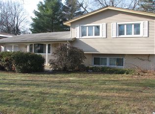 998 Sheffield Dr, Crystal Lake, IL 60014