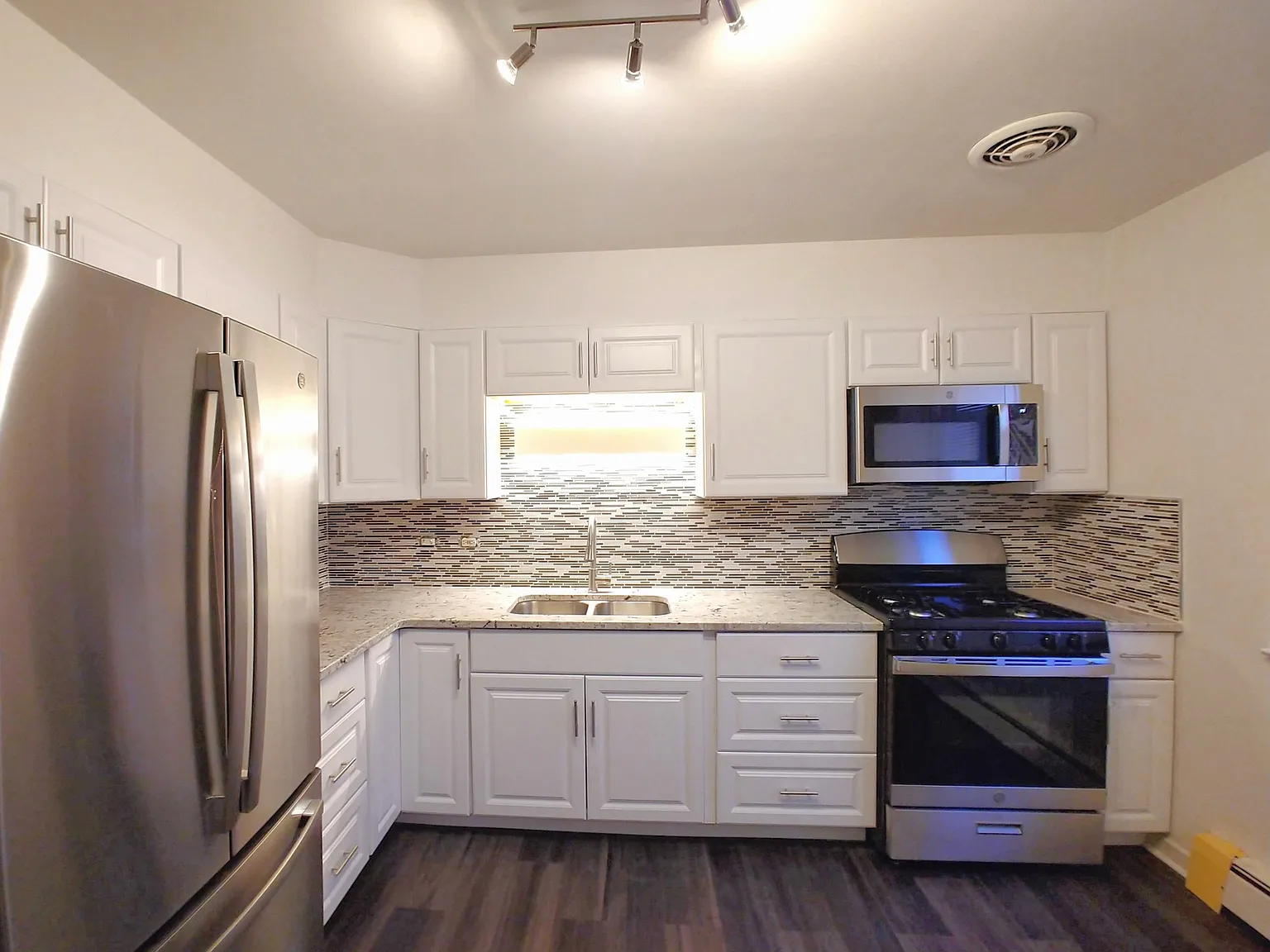 2 bed, 1000 sqft, $1,985 — Photo 2