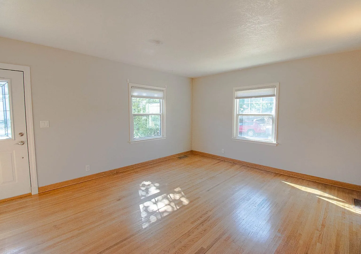 Charming 3-Bedroom 1-Bath Home Available For Rent — Photo 3