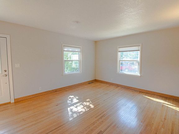 3rd image of 903 12th Ave NE