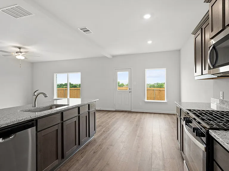 305 Julian Davis Dr — Photo 7