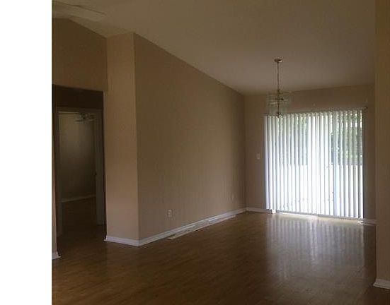 5th image of 411 SW 32nd Ter