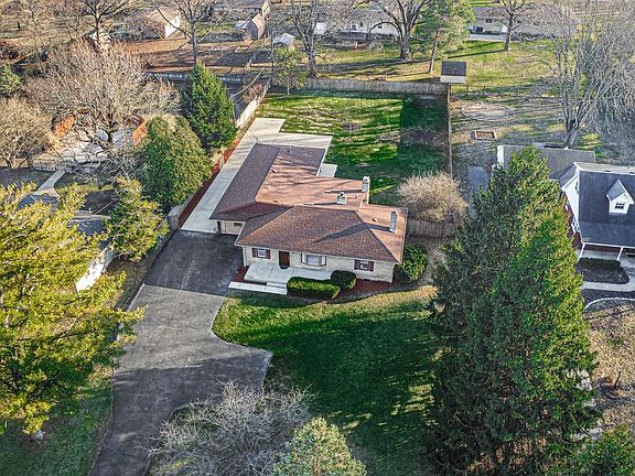 3rd image of 8425 Redfern South Dr