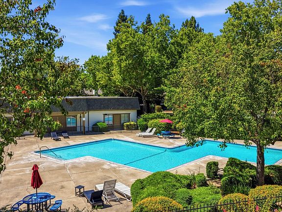 3rd image of 194 Oak Brook Cir