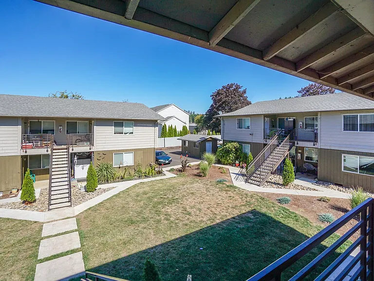 704 N Broadway St — Photo 36