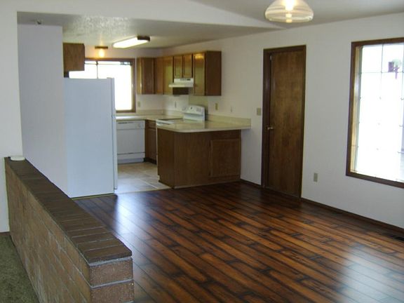3rd image of 3913 Hoffman Ct SE