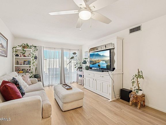 5th image of 534 W HARVARD Drive