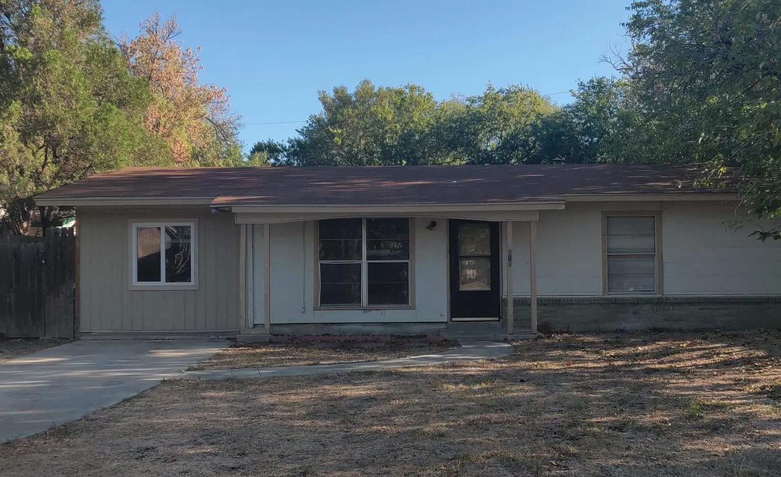 3 bed, 912 sqft, $1,300 — Photo 1