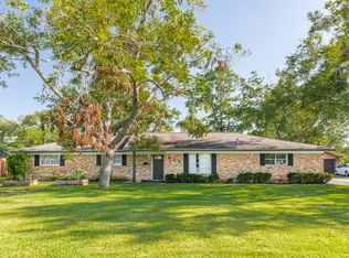 908 W Mulberry St, Angleton, TX 77515