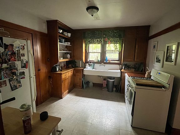 Kitchen has original farmhouse sink