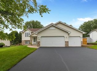 1147 Greene Ave N, Oakdale, MN 55128