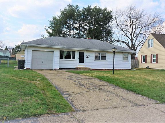 3rd image of 815 Garden Ln