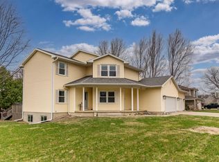 928 Lakeview Dr, Cedar Falls, IA 50613
