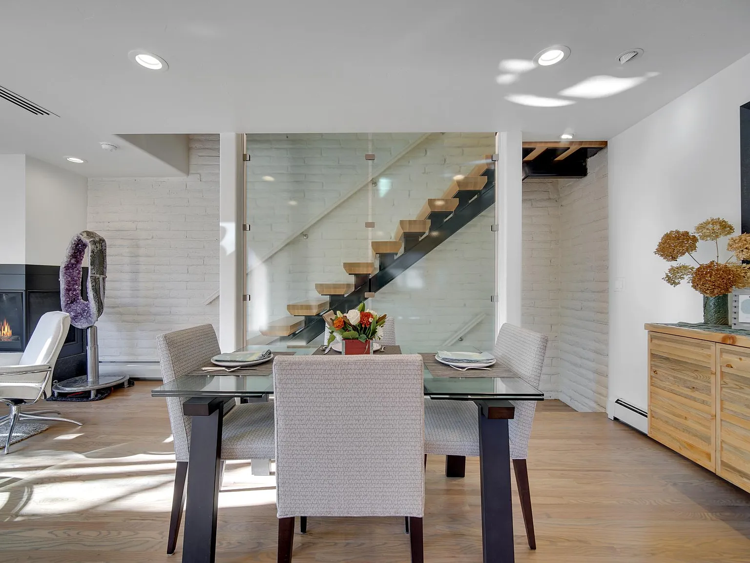 3 bed, 2.5 bath, 1640 sqft, $5,950 — Photo 3