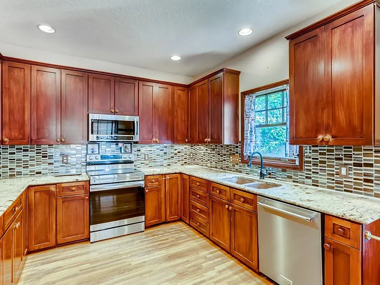 490 Laurel Ave — Photo 11