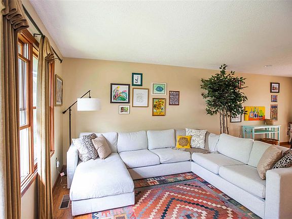 4th image of 2109 Essex Sq