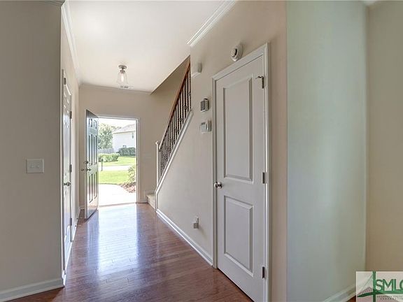 4th image of 55 Glenwood Ct
