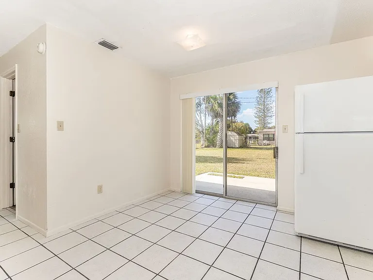 557 Cox St — Photo 8