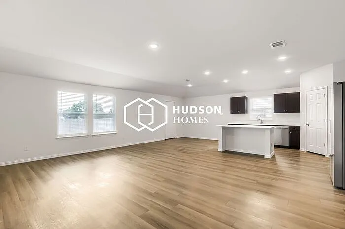 3 bed, 2.0 bath, 1600 sqft, $1,649 — Photo 3