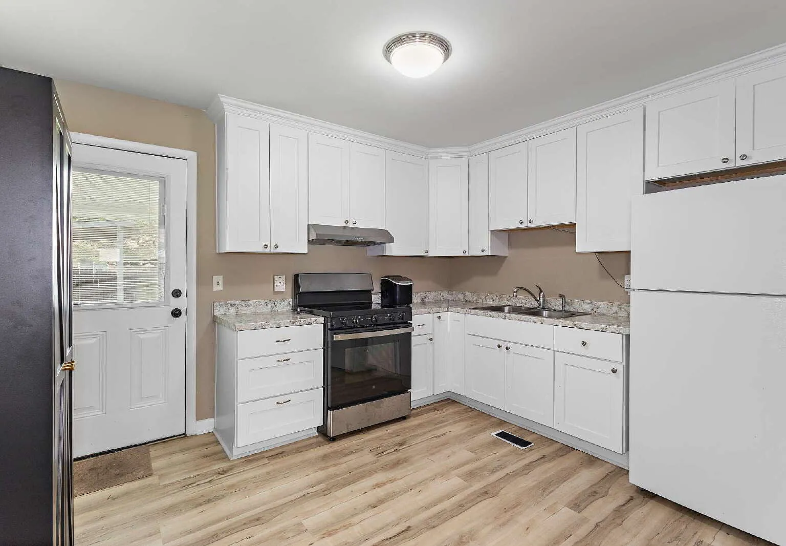 3 bed, 2.0 bath, 1200 sqft, $2,000 — Photo 4