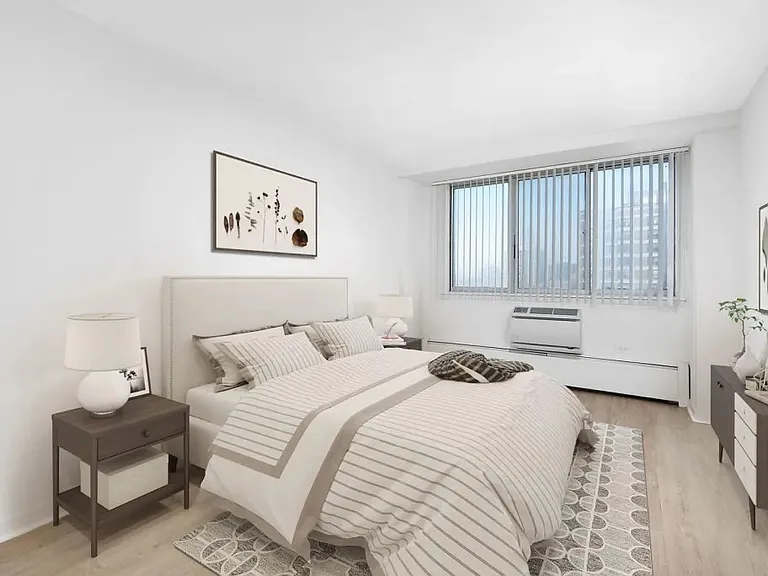 441 W. Oakdale — Photo 1