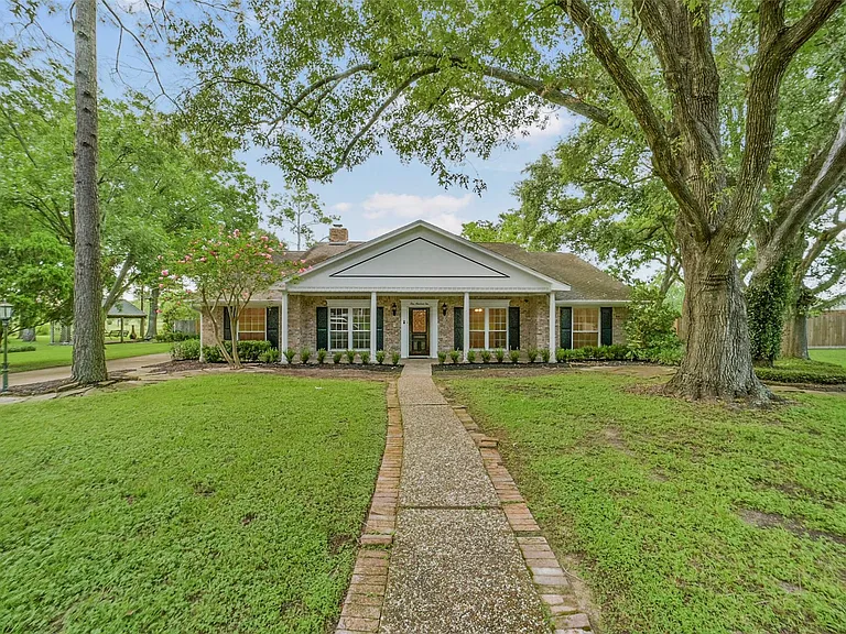 110 Hillcrest Dr — Photo 3