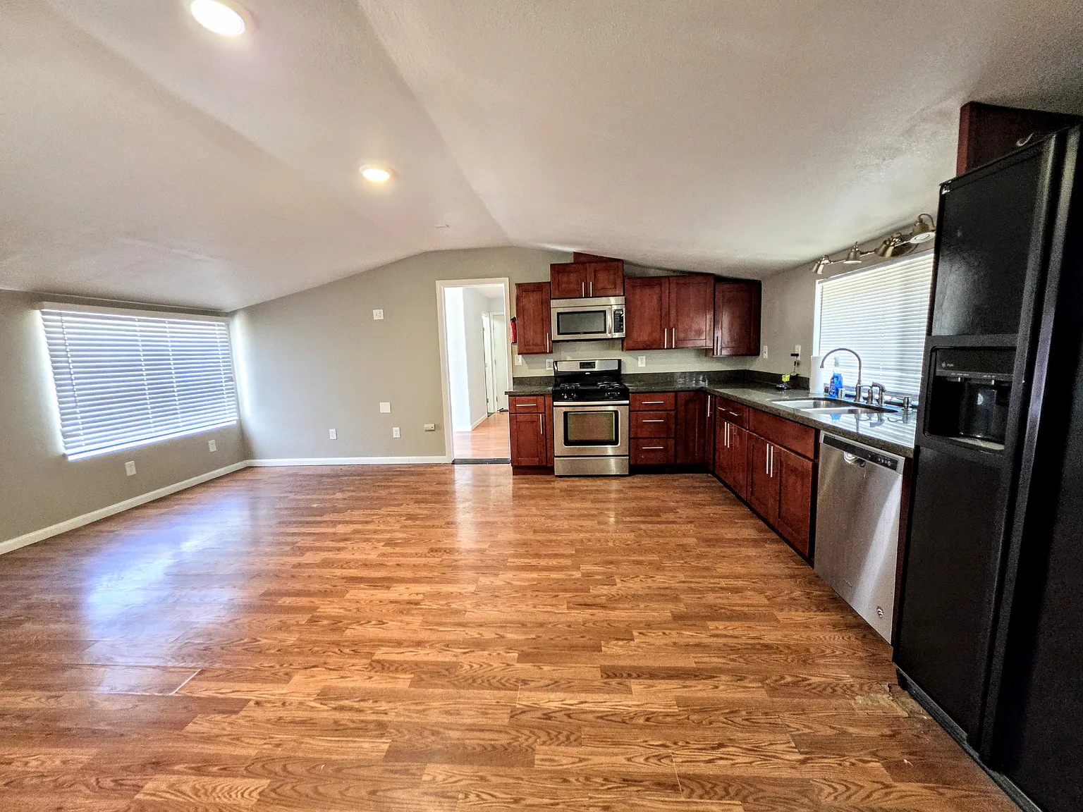 3 bed, 1050 sqft, $3,200 — Photo 4