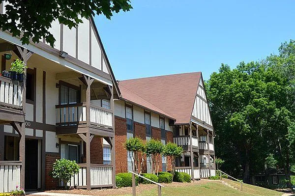 Cambridge Apartments — Photo 3