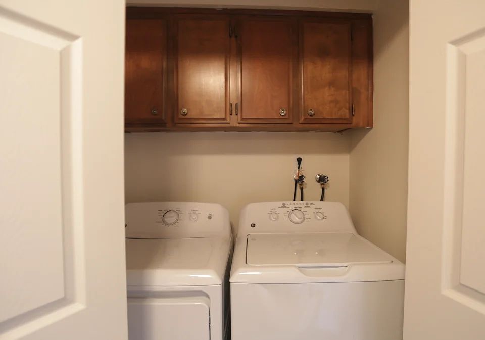 1st image of 242 Glynbrook St N