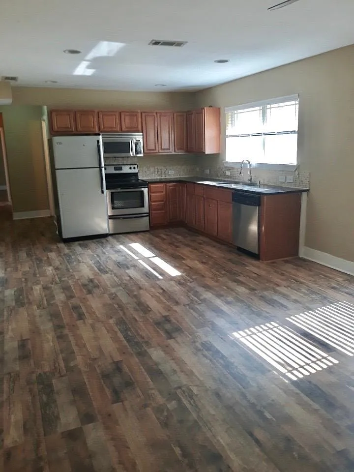 2 bed, 1100 sqft, $1,700 — Photo 3