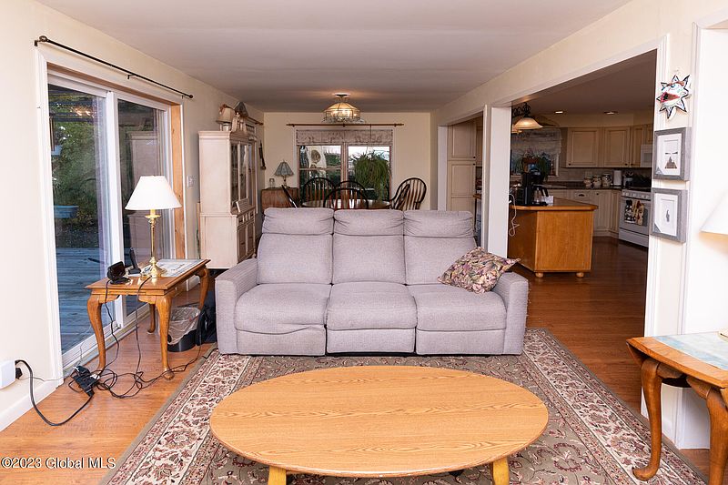 4th image of 334 Butterfield Avenue