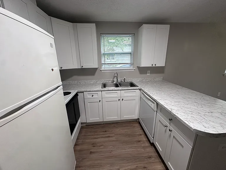 707 Dent St — Photo 3