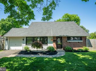 17 Cloister Rd, Levittown, PA 19057