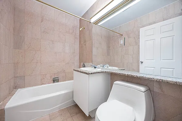 Bathroom, photo 1