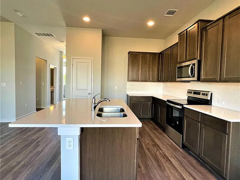 15110 Forum Ave — Photo 9