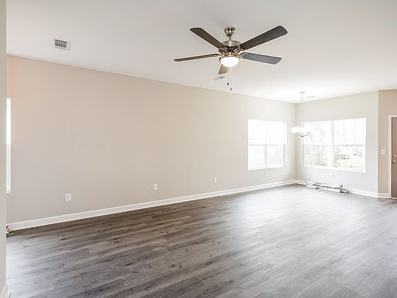 4th image of 504 Highland Ct