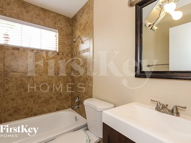 2919 W Seldon Ln — Photo 12