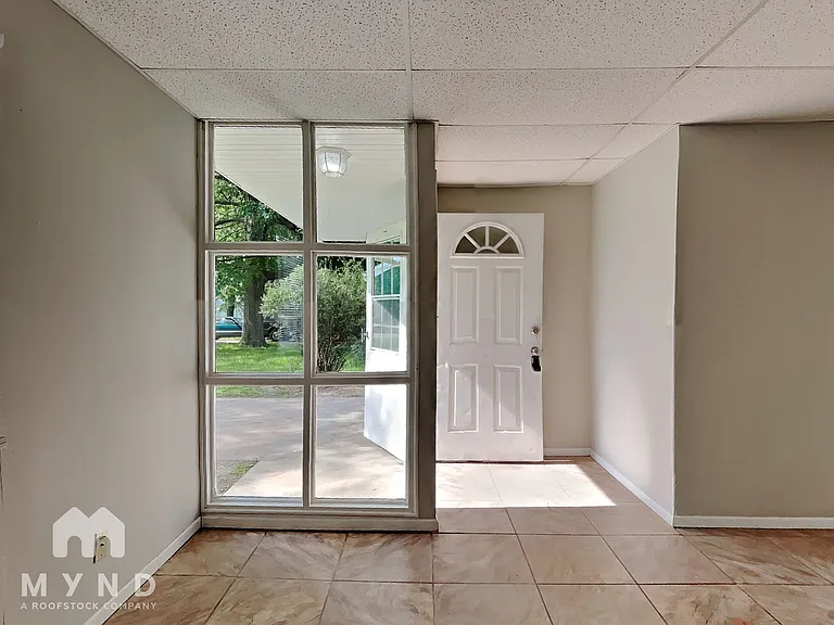 1256 S Willow Ln — Photo 2