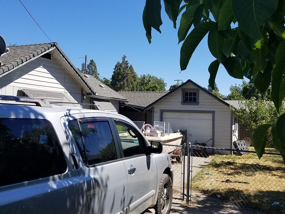 2nd image of 933 SW H St