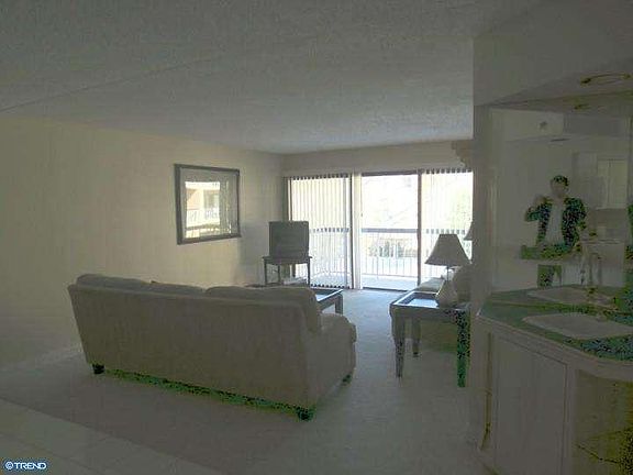 3rd image of 1704 N Park Dr APT 105