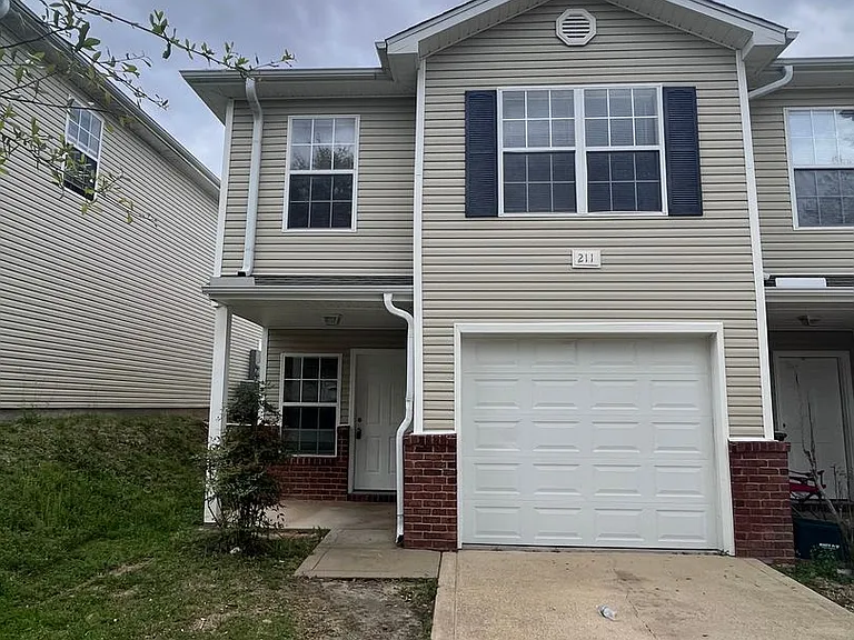211 Johnson Ct — Photo 2
