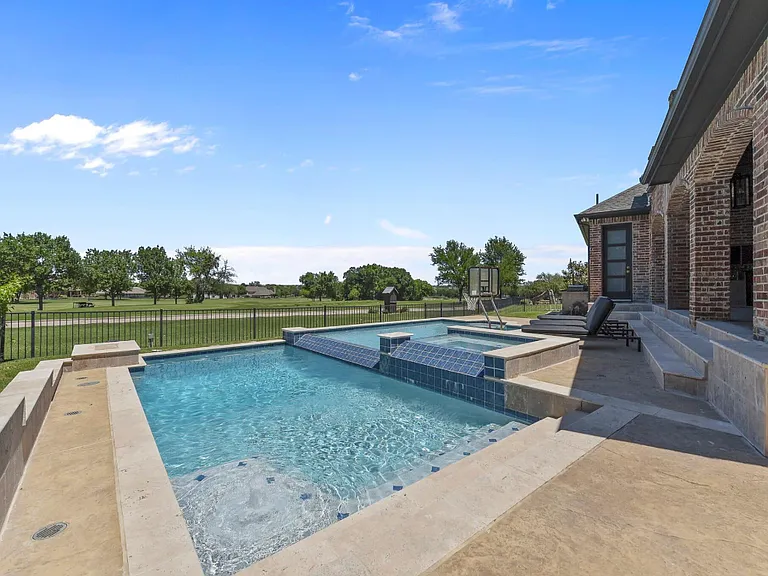 2871 Creekwood Ln — Photo 3