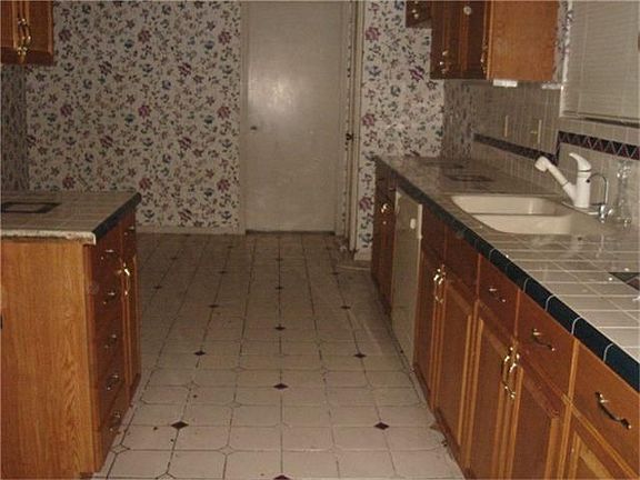3rd image of 15822 Amapola Dr