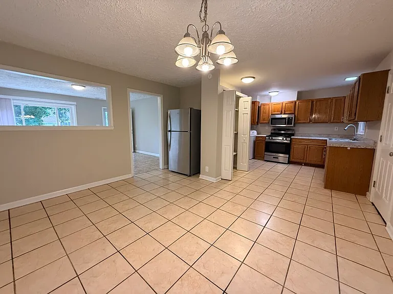 1004 Oakland Dr #1 — Photo 3