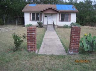 908 W 8th St, Taylor, TX 76574