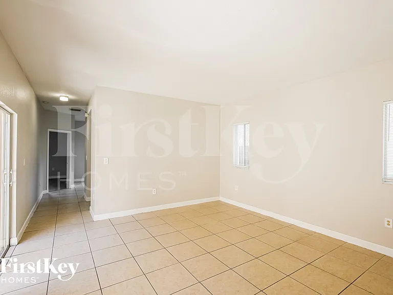 216 SE 32nd Ter — Photo 2